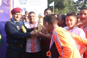 प्रहरी विद्यालयले सैनिक आवासिय महाविद्यालयलाई हराई जित्यो महानिरिक्षक रनिङ्ग ट्रफि