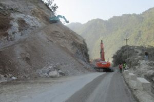 नारायणगढ–मुग्लिन सडकमा पहिरो रोक्ने काम तीव्र
