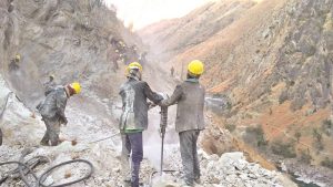 ज्यानै जोखिममा राखेर सडक निर्माण