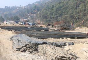 खेर गयो मेलम्चीमा सीएमसीले छाडेको निर्माण सामग्री