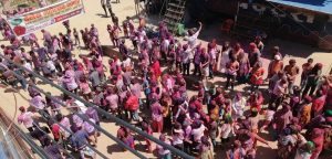 जबरजस्ती रङ्ग दल्ने र लाेला हान्ने ७ महिलासहित ८० जना पक्राउ