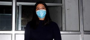कोरोना संक्रमित दाेस्री युवती निको भएर  अस्पतालबाट डिस्चार्ज