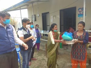 धुुलिखेल भित्रका सुत्केरीलाई  उपप्रमुखको ब्यक्तिगत खर्चमा बच्चालाई कपडा ,अण्डा र घिउ
