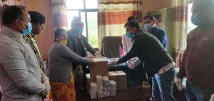 पुर्व मन्त्री  गोकुल बास्कोटाको पहलमा स्थानीय तहमा स्यानिटाइजर  र मास्क बितरण