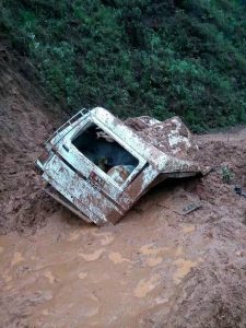 गुडिरहेको जीप पहिराेमा पुरिँदा एकको मृत्यु , दुईको अवस्था गम्भीर