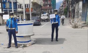 चोकचोकमा ट्राफिक प्रहरीले किन देखाए प्लेकार्ड