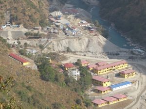 माथिल्लो तामाकोशीः ठाडो सुरुङमा पाइप जडान
