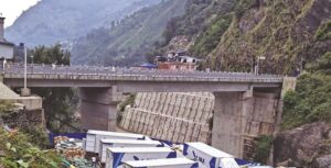 लिपिङ पुल अवरुद्ध, टिचिङ र वीरका अक्सिजन प्लान्ट तातोपानीमै रोकियो