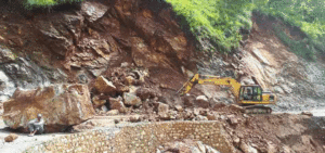 मध्यपहाडी लोकमार्गको पर्वत खण्डमा तीन ठाउँमा पहिरो, सडक अवरुद्ध
