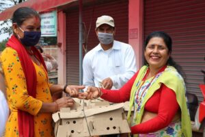 धुलिखेल नगरपालिकाद्वारा बिपन्न महिलाहरुलाई नि:शुल्क बंगुर र कुखुरा  वितरण