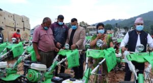धुलिखेल नगरपालिकाको बिपन्न किसान परिवारलाई  हाते ट्याक्टर र बाख्रा वितरण