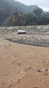 बिपी राजमार्गमा बाढीले बगाएर कर्मचारीको मृत्यु, यातयात सेवा अवरुद्ध