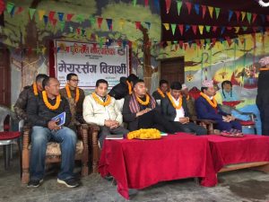मेयरसँग उत्कृष्ट प्रश्न सोध्ने विद्यार्थी पुरस्कृत।