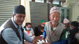 धुलिखेलमा बैंकले  घर घरमा गएर सामाजिक सुरक्षा भत्ता वितरण