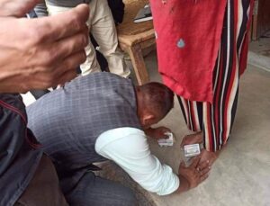 पैसा खुट्टामा राखि ढोगेर भोट माग्दै काँग्रेस